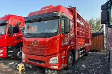 二手青岛解放 JH6重卡 320马力 4X2 6.75米厢式载货车  锡柴二手载货车 黄牌