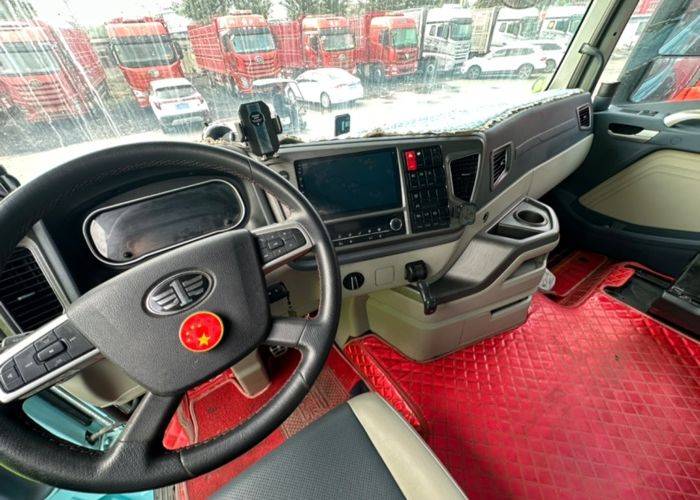 二手青岛解放 520马力 载货车