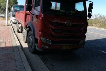 二手青岛解放 龙V中卡 220马力 6X2 6.7米栏板载货车(国五) 前四后四 一汽解放二手载货车 黄牌图片