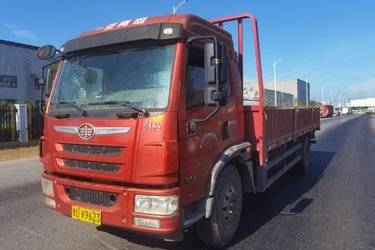 二手青岛解放 龙V中卡 180马力 4X2 6.75米栏板载货车(国五) 单桥 锡柴二手载货车 黄牌