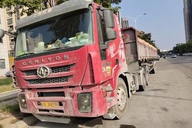 二手上汽红岩 杰狮C500重卡 560马力 6X4牵引车(国五) 双驱 南京依维柯二手牵引车 黄牌图片
