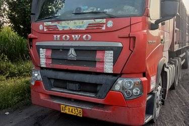 二手中国重汽 HOWO T7H重卡 460马力 6X4牵引车(16挡)(国五) 双驱 曼二手牵引车 黄牌图片