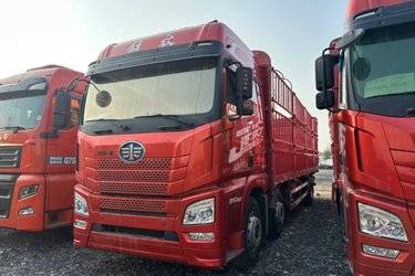 二手青岛解放 JH6重卡 领航版2.0 350马力 8X2 9.5米仓栅式载货车(国六) 前四后六 锡柴二手载货车 黄牌图片