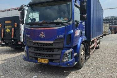 二手东风柳汽 新乘龙M3中卡 200马力 4X2 7.8米厢式载货车(国六) 单桥 玉柴二手载货车 黄牌图片