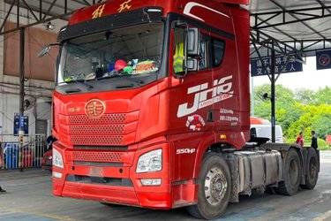 二手青岛解放 JH6重卡 领航版 550马力 6X4牵引车(国五) 双驱 锡柴二手牵引车 黄牌图片