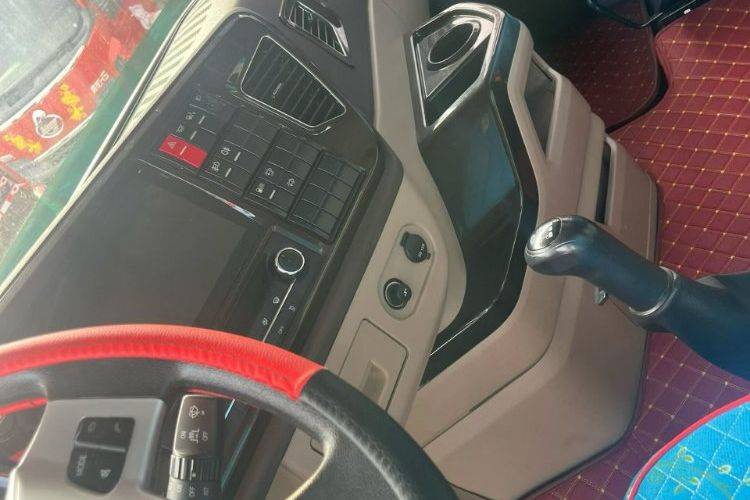 二手青岛解放 320马力 载货车