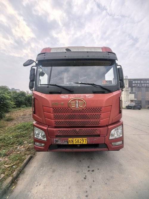 青岛解放 290马力 载货车