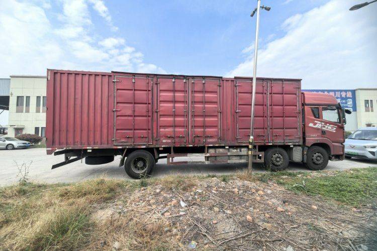 青岛解放 290马力 载货车