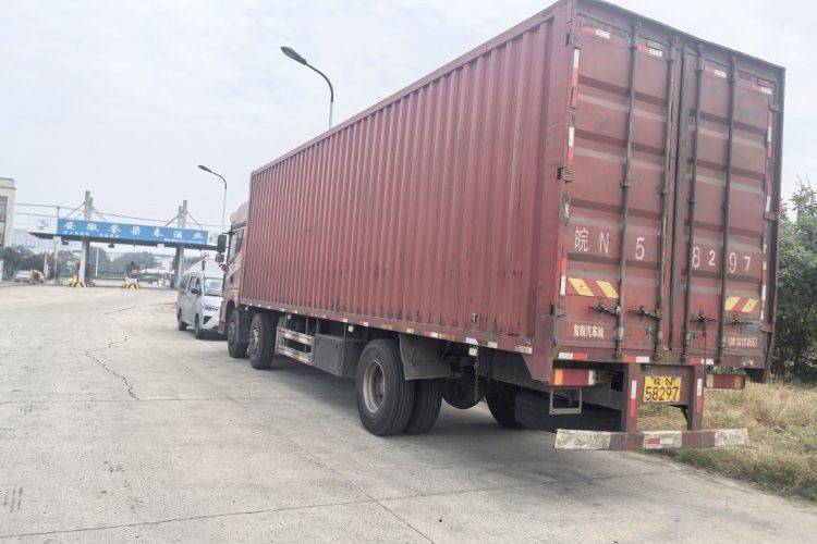 青岛解放 290马力 载货车