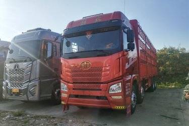 二手青岛解放 JH6重卡 领航版2.0 375马力 8X4 9.5米仓栅式载货车(后桥435)(国五) 前四后八 潍柴二手载货车 黄牌图片