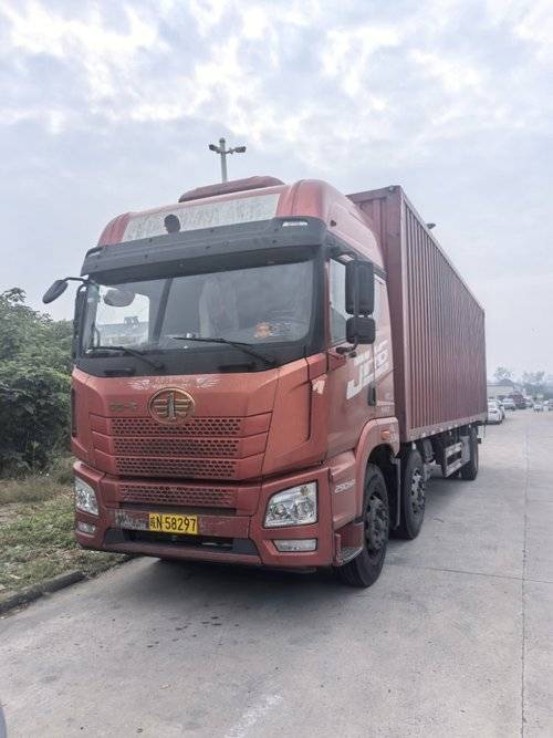 青岛解放 290马力 载货车