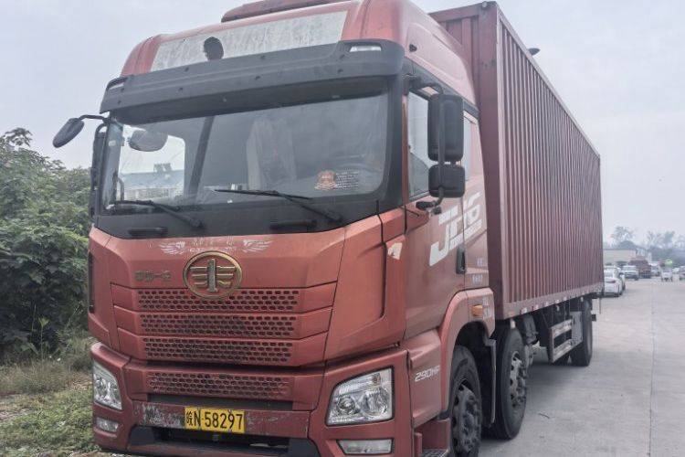 青岛解放 290马力 载货车