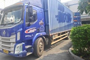 二手东风柳汽 新乘龙M3中卡 185马力 4X2 7.7米厢式载货车(国五) 单桥 玉柴二手载货车 黄牌