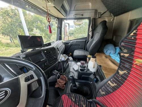 青岛解放 290马力 载货车