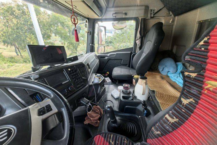 青岛解放 290马力 载货车