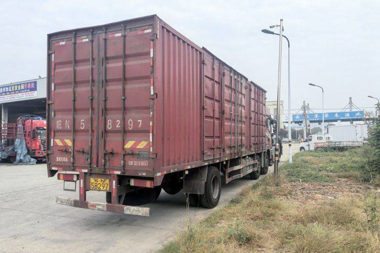 青岛解放 290马力 载货车