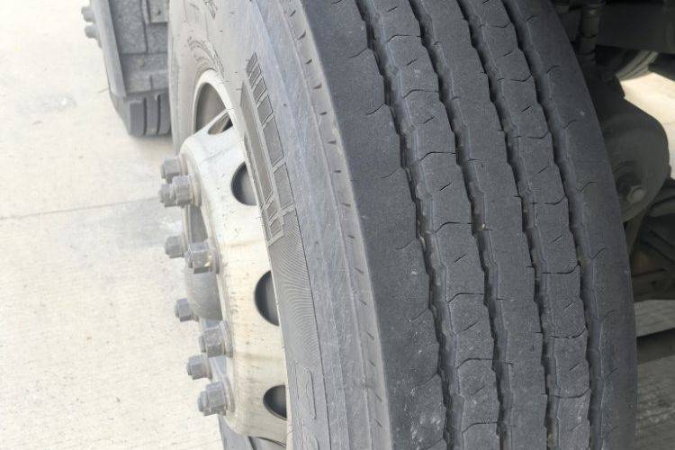 青岛解放 290马力 载货车