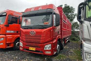 二手青岛解放 JH6重卡 领航版2.0 350马力 8X2 9.5米仓栅式载货车(国六) 前四后六 锡柴二手载货车 黄牌图片