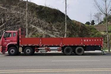 二手中国重汽 豪瀚J7B重卡 340马力 8X4载货车底盘(国四) 前四后八 中国重汽二手载货车 黄牌