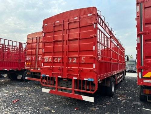 重汽汕德卡 350马力 载货车