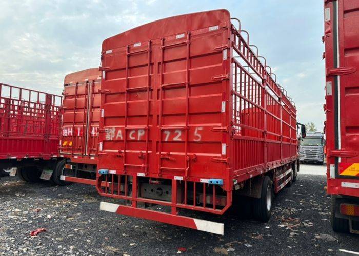 二手重汽汕德卡 350马力 载货车