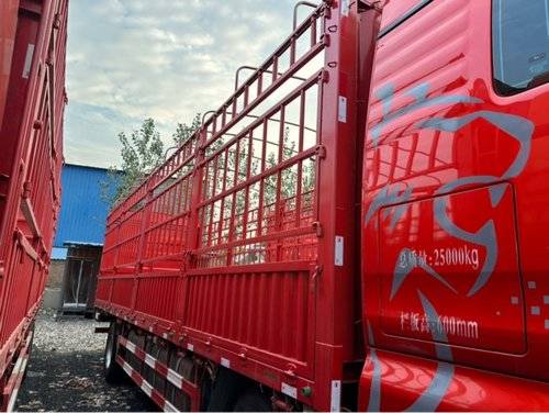 重汽汕德卡 350马力 载货车