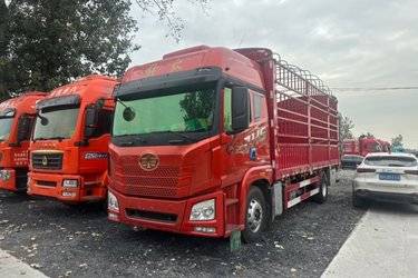 二手青岛解放JH6 7.8L柴油 320马力 4X2 法士特10档 6.75米仓栅式载货车(国六) 单桥 一汽解放二手载货车 黄牌图片