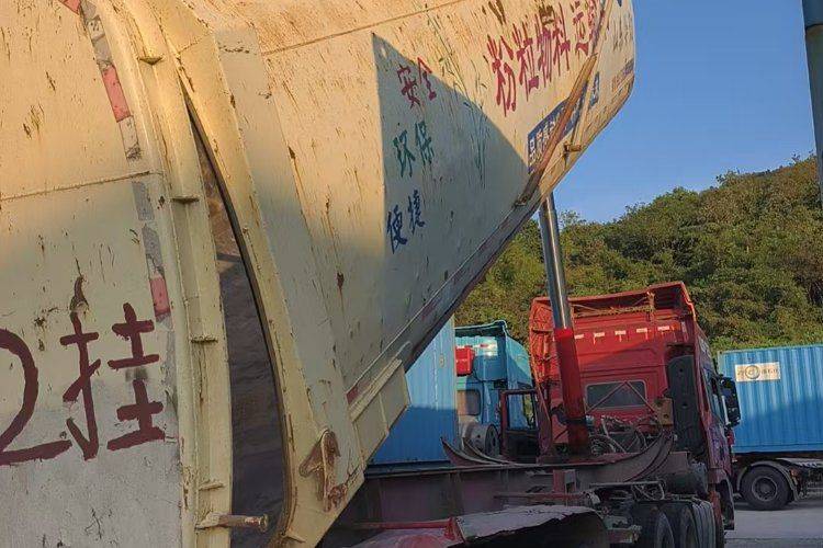 上汽红岩 450马力 自卸车