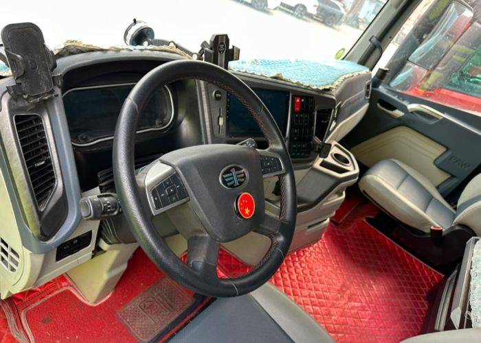 二手青岛解放 520马力 载货车