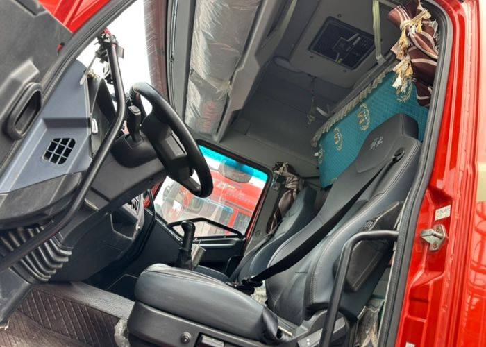 一汽解放 320马力 载货车