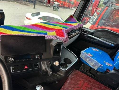 重汽汕德卡 350马力 载货车