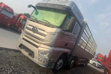 二手一汽解放 J7重卡 经典版 560马力 8X4 9.4米仓栅式载货车(国六) 前四后八 锡柴二手载货车 黄牌图片