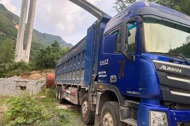 二手福田 欧曼GTL 9系重卡 460马力 8X4 8.8米自卸车(国五) 前四后八 福田康明斯二手自卸车 黄牌图片