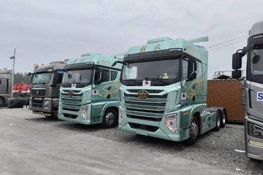 二手青岛解放 鹰途 商务舱 620马力 6X4 AMT自动挡牵引车(国六) 双驱 潍柴二手牵引车 黄牌图片