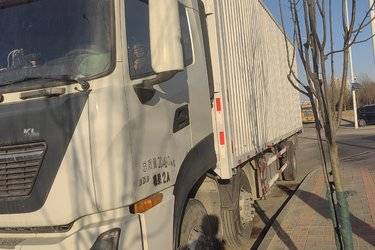 二手东风商用车 天龙KL重卡 舒适版 300马力 6X2 9.6米厢式载货车(国六) 前四后四 雷诺二手载货车 黄牌图片