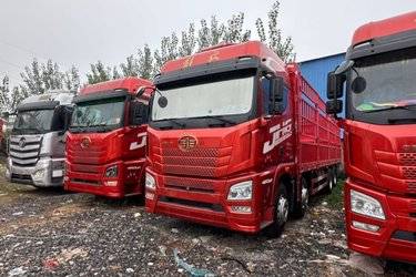 二手青岛解放 JH6重卡 460马力 8X4 9.5米仓栅式载货车(后桥435)(国五) 前四后八 锡柴二手载货车 黄牌