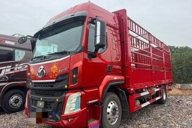 二手东风柳汽 乘龙H5中卡 270马力 4X2 6.8米仓栅式载货车(国六) 单桥 玉柴二手载货车 黄牌图片