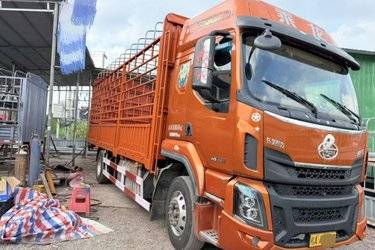 二手东风柳汽 乘龙H5中卡 260马力 4X2 6.8米仓栅式载货车(国五) 单桥 玉柴二手载货车 黄牌