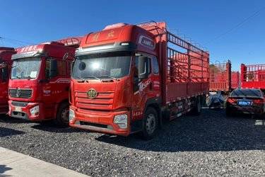 二手青岛解放 JK6中卡 290马力 4X2 6.75米AMT自动档仓栅式载货车(国六) 单桥 锡柴二手载货车 黄牌