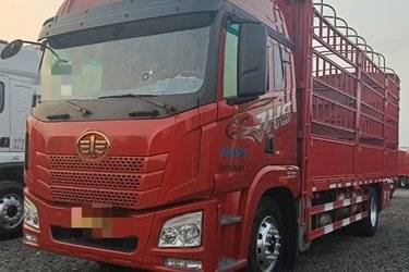 二手青岛解放 JH6 320马力 4X2 6.7米仓栅式载货车(国六) 单桥 锡柴二手载货车 黄牌图片