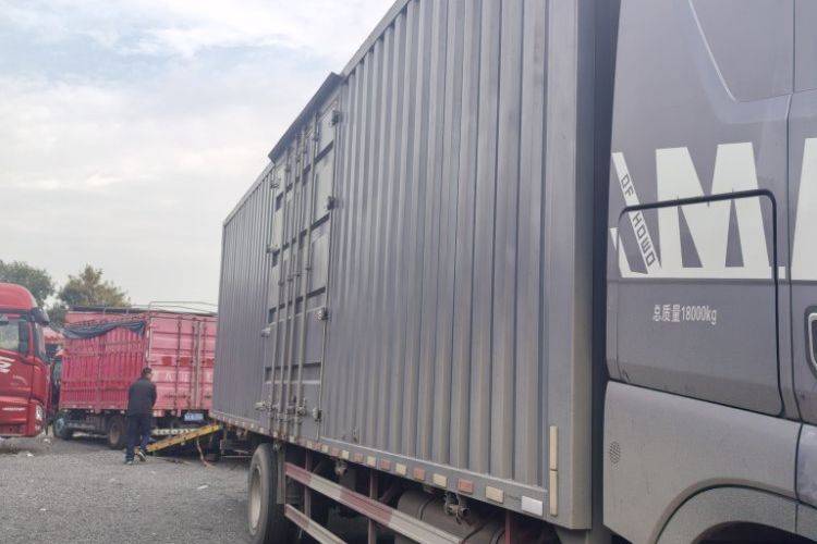 重汽豪沃(HOWO) 290马力 载货车