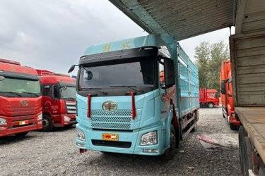 二手青岛解放JH6 7L柴油 300马力 4X2 法士特9档 AMT自动档 6.7米仓栅式载货车(国六) 单桥 玉柴二手载货车 黄牌图片
