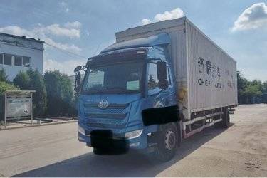 二手青岛解放 龙V中卡 180马力 4X2 9.65米厢式载货车(国五) 单桥 锡柴二手载货车 黄牌