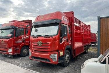 二手青岛解放 JK6中卡 290马力 4X2 6.75米AMT自动档仓栅式载货车(国六) 单桥 锡柴二手载货车 黄牌