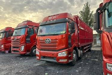 二手一汽解放 J6P重卡 320马力 6X2 9.4米仓栅式载货车(国五) 前四后四 大柴二手载货车 黄牌