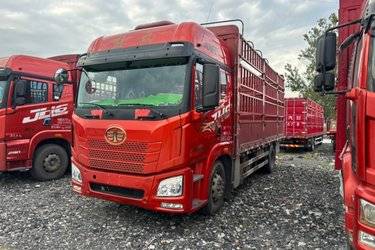 二手青岛解放 JH6重卡 320马力 4X2 6.75米厢式载货车  大柴二手载货车 黄牌