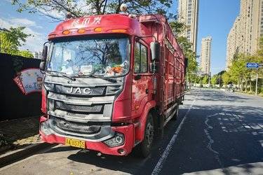 二手江淮 格尔发A5L中卡 220马力 4X2 6.77米排半仓栅式载货车(国五) 单桥 云内动力二手载货车 黄牌