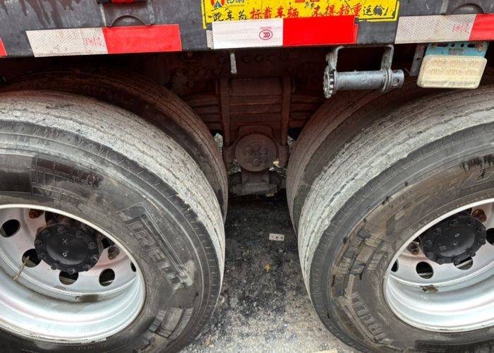二手青岛解放 580马力 载货车