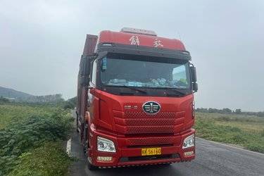 二手青岛解放 JH6重卡 卓越版2.0 290马力 6X2 9.4米厢式载货车(国五) 前四后四 锡柴二手载货车 黄牌