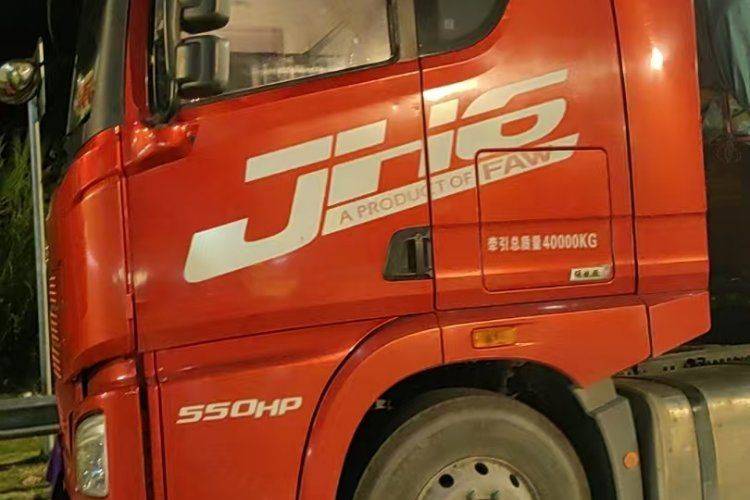 二手青岛解放 550马力 牵引车